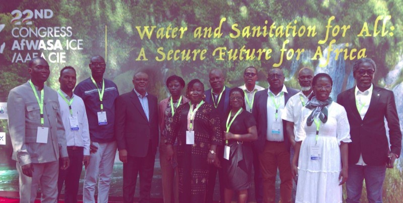 François Olivier Gosso, Directeur Exécutif de l’AAEA, échange avec les journalistes lors du 22ᵉ Congrès de l’AAEA à Kampala, soulignant l’importance des médias dans la sensibilisation aux enjeux de l’eau et de l’assainissement."
