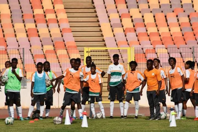 Les joueuses suivant les consignes du coach. (Dr)