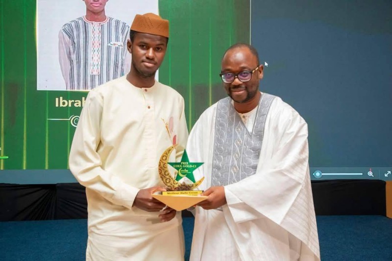 Le parrain de cette cérémonie, Siaka Coulibaly a remis un prix à un lauréat. (DR)