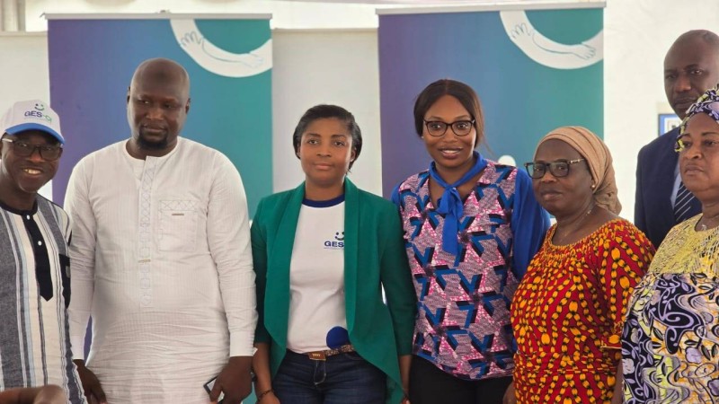 Elodie Koffi (au centre) encadrée par ses collaborateurs. (Ph: Dr)