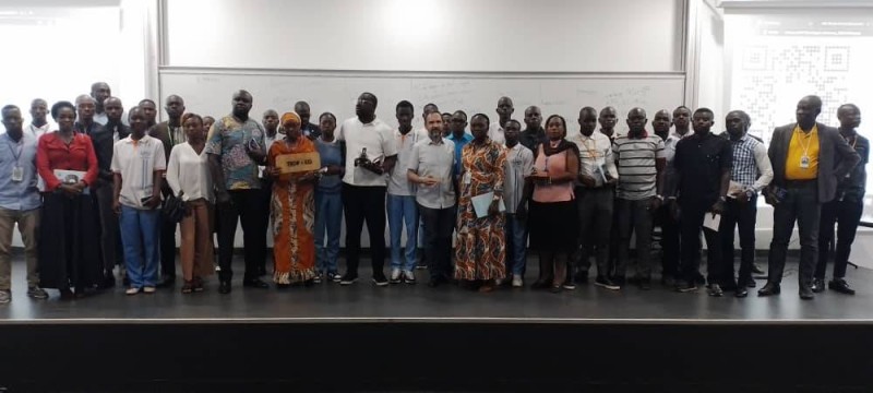 Photo de famille d'une partie des participants repartis satisfaits des présentations