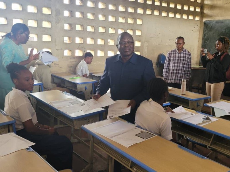 Le maire Koné Siaka distribuant les copies aux élèves. (DR)