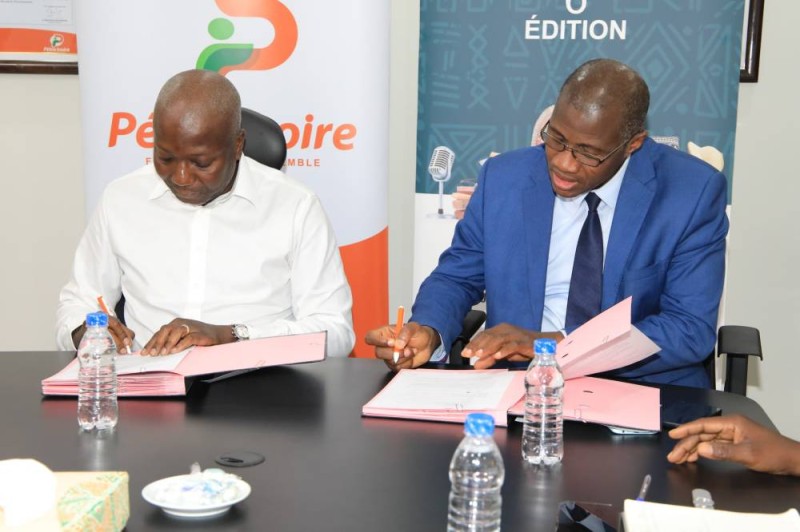Les deux responsables signet la convention (DR)