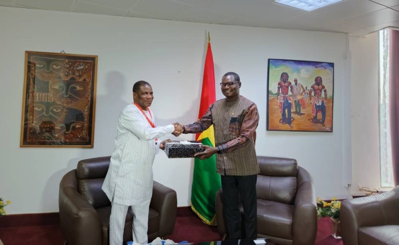 Le Pr Hien Sié chef de la délégation ivoirienne et le ministre Ouédraogo