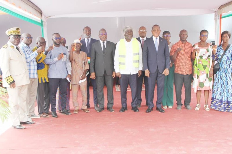 Les membres du gouvernement aux côtés d'heureux bénéficiaires. (Joséphine Kouadio). 