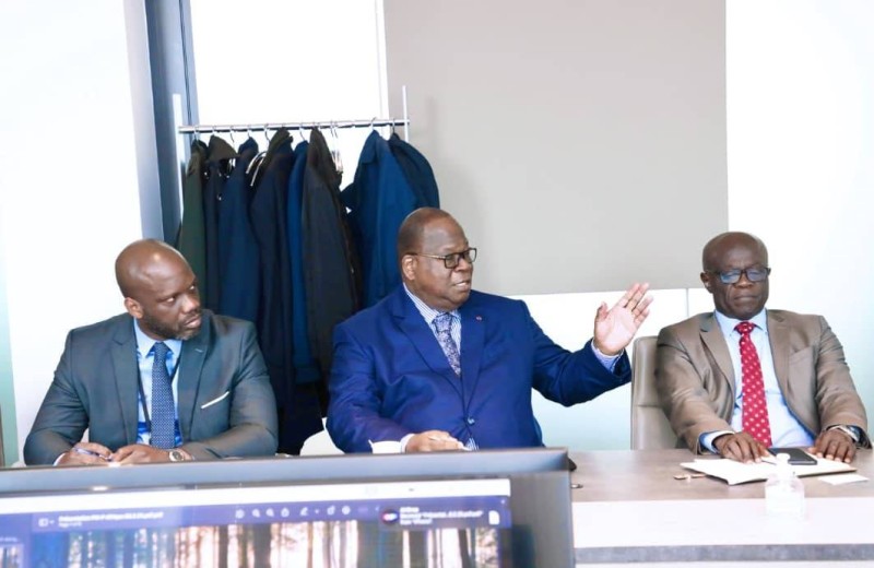 Le  ministre Laurent Tchadba au centre