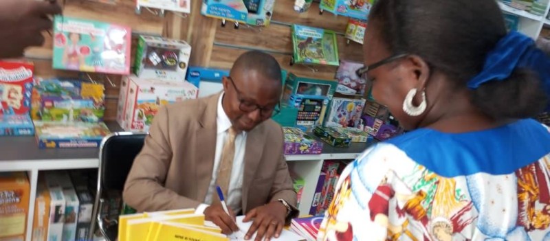Dr  Néné Bi Founé André en pleine dédicace d'un de ses ouvrages. (Ph: Dr)