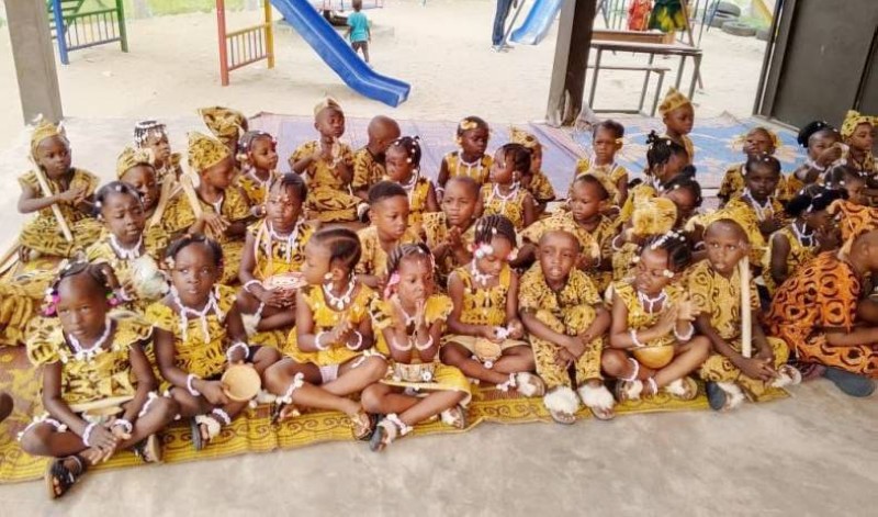 Des élèves de la maternelle en tenue traditionnelle Senoufo. (Franck YEO)