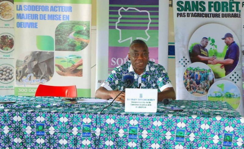 Dr. Bley Bitignon Guy, responsable de la communication de la Sodefor, a animé la conférence de presse. (Ph: Dr)