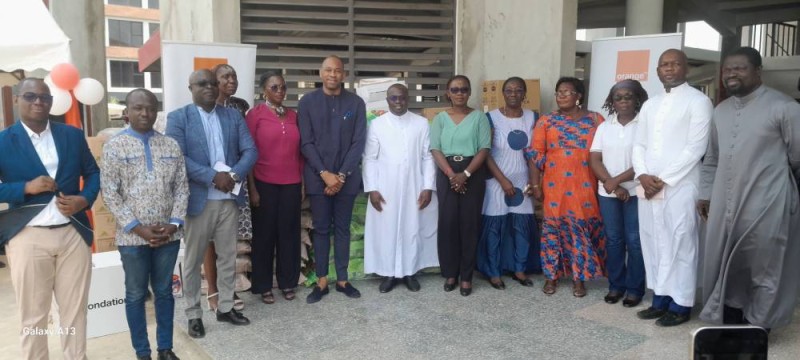 Photo de famille avec des responsables de l'Eglise St Joseph et ceux de la Fondation. (DR) 