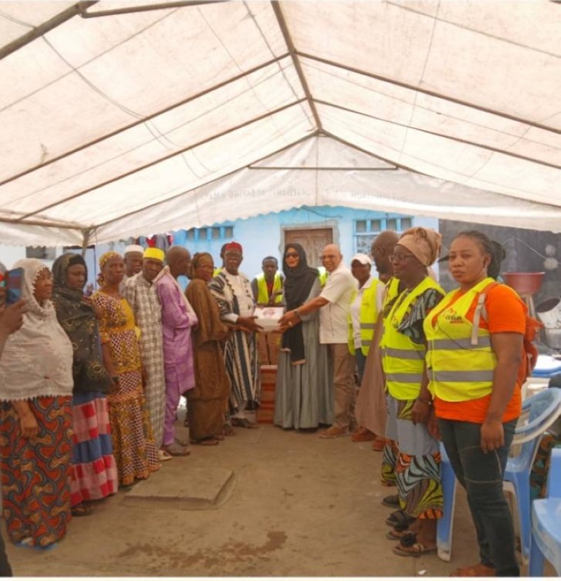 Remise symbolique du don de l'Ong aux communautés musulmanes. (Ph: Dr)