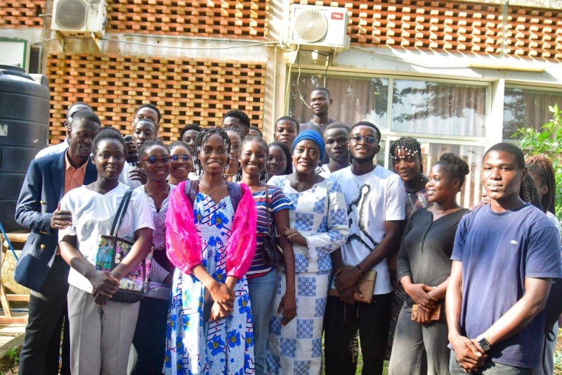 La ministre Mariatou Koné et les étudiants de sociologie. (DR)
