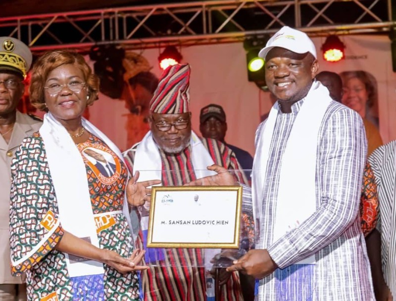 La ministre Nialé Kaba, félicitant le commissaire général du festival, Hien Ludovic Sansan (Dr)