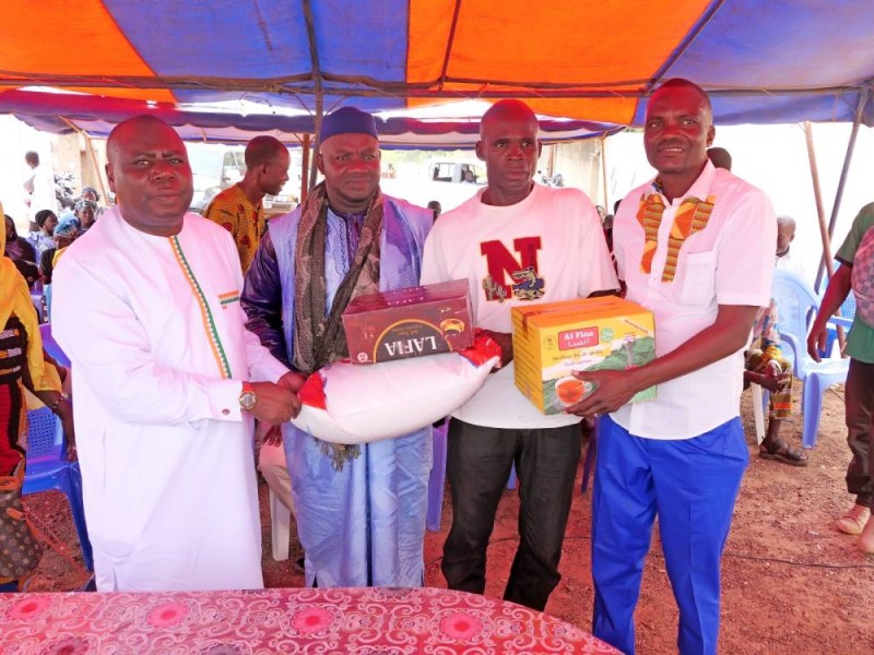 Sam Wakouboué a offert des vivres à la communauté musulmane. (Ph: Dr)