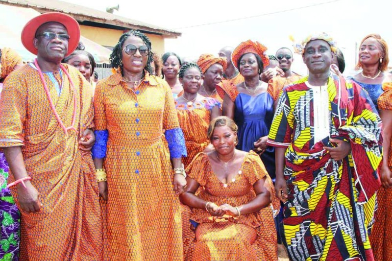 L'ex ministre, Clotilde Ohouochi Yapi a réitéré son engagement aux femmes de Yakassé-Mé. (PHOTO:DR)