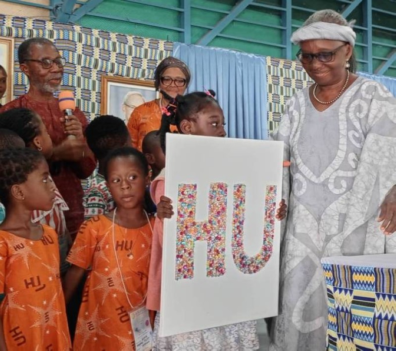 Le couple Oféi et les jeunes Eckistes à la cérémonie de clôture. (Ph: Dr)