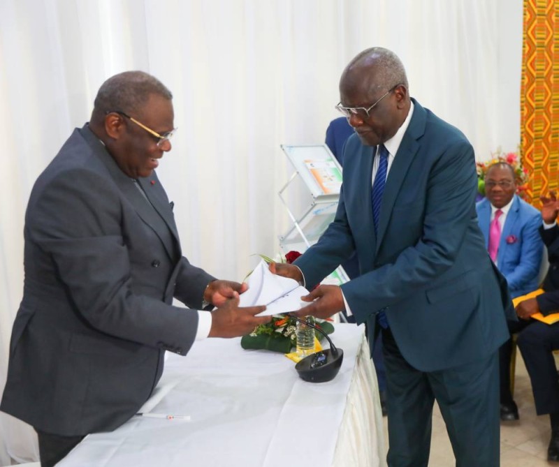 Le président de la Cour de cassation, Yua Koffi, a remis un recueil des arrêts au haut représentant du Président de la République. (Ph: Dr)