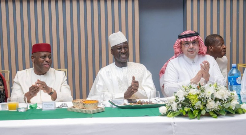 L’Ambassadeur Saad Bin Bakheat ALQATHAMI entouré de hautes personnalités ivoiriennes lors de la rupture collective du jeûne à Abidjan.