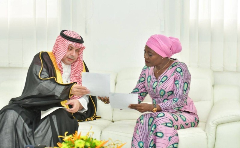 SEM Saad Bakheat Alqathami, ambassadeur d’Arabie Saoudite en Côte d’Ivoire et le Pr Mariatou Koné, ministre de l’Education Nationale et de l’Alphabétisation