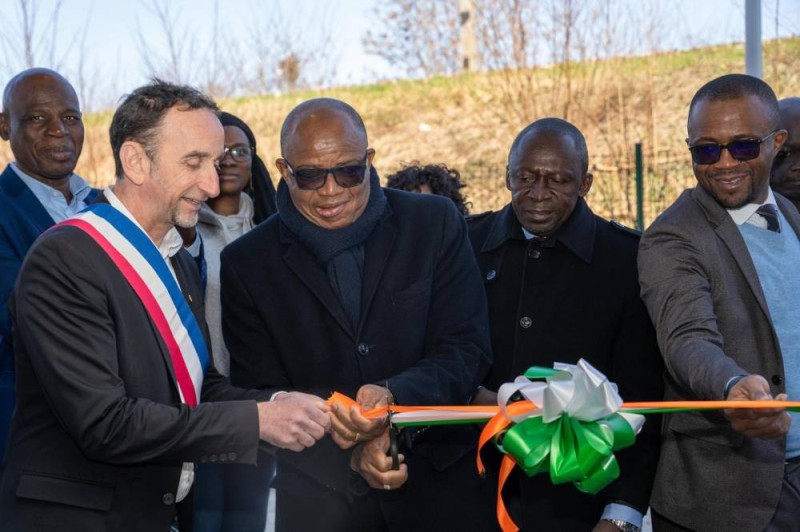 Le maire de la ville qui a accueilli la foire, procède à la coupure du ruban marquant l'ouverture de la foire. (Ph: Dr)