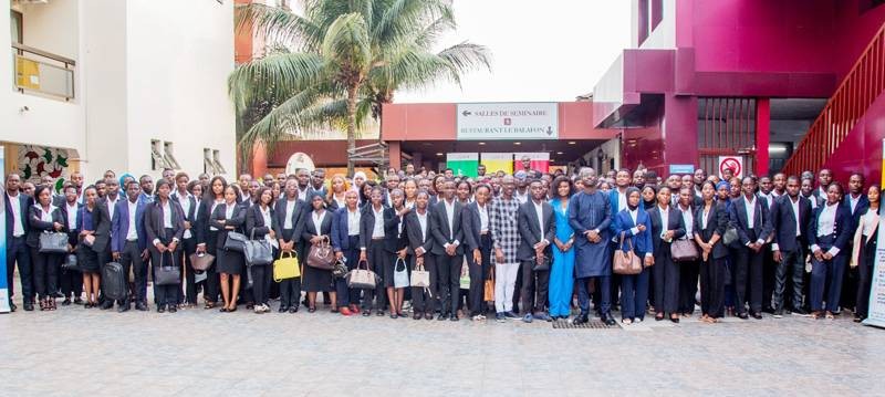 Les sélectionnés de la 5e cohorte de Youth Education ont posé avec leurs formateurs. (Ph: Dr)