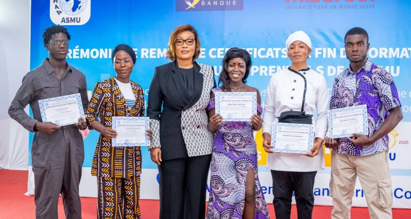 La ministre Myss Belmonde Dogo et des bénéficiares