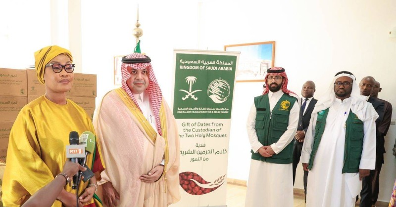 L’Arabie Saoudite perpétue sa tradition de solidarité en offrant des dattes à la Côte d’Ivoire, témoignant de l’excellence des relations entre les deux nations