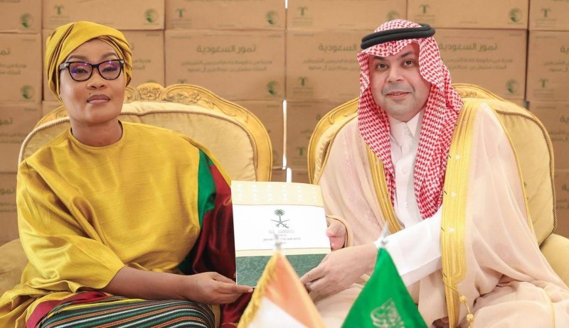 La Ministre Myss Belmonde Dogo réceptionne les 50 tonnes de dattes offertes par le Royaume d’Arabie Saoudite pour accompagner les jeûneurs ivoiriens.