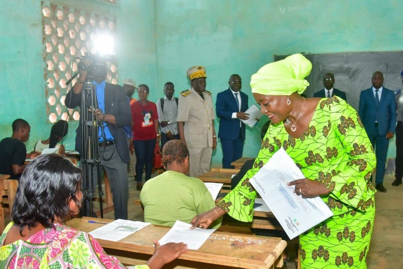 La Ministre Mariatou Koné donnant le coup d’envoi des épreuves du concours d’entrée aux CAFOP 2025 à Daloa, en présence des autorités locales et du corps éducatif.