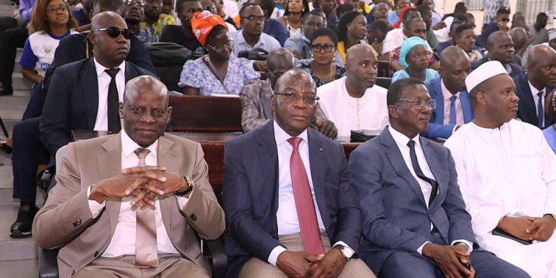 Enseignants, étudiants et membres du personnel de l’UFHB reçoivent avec gratitude le soutien du ministre Adama Diawara, illustrant les valeurs de fraternité et de cohésion sociale.