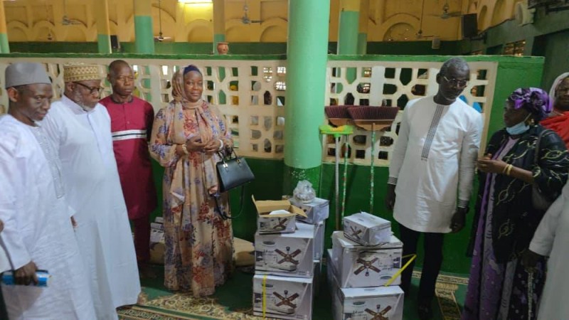 Remise de ventilateurs brasseurs aux imams de Tiémé.