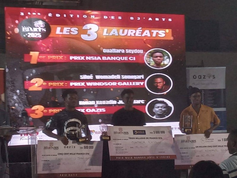 Ouattara Seydou (au centre) heureux de brandir son prix. (Ph: Dr)
