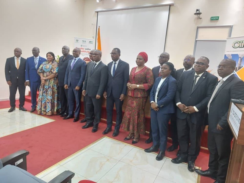 Photo de famille des autorités qui ont pris part à cette signature de convention. (DR
