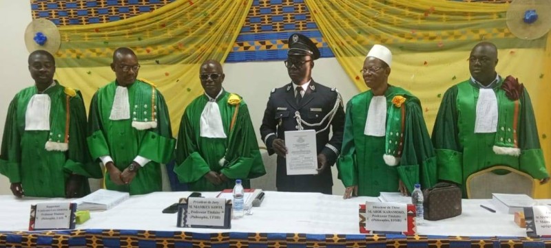 Zoko Lohouri Alain Yves, capitaine de police, recevant les félicitations du jury après l’obtention de son doctorat en philosophie avec mention très honorable.