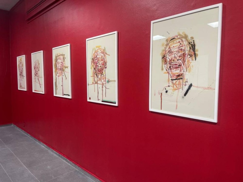 Une pièce de Richmond Téhé sur les cimaise de la galerie