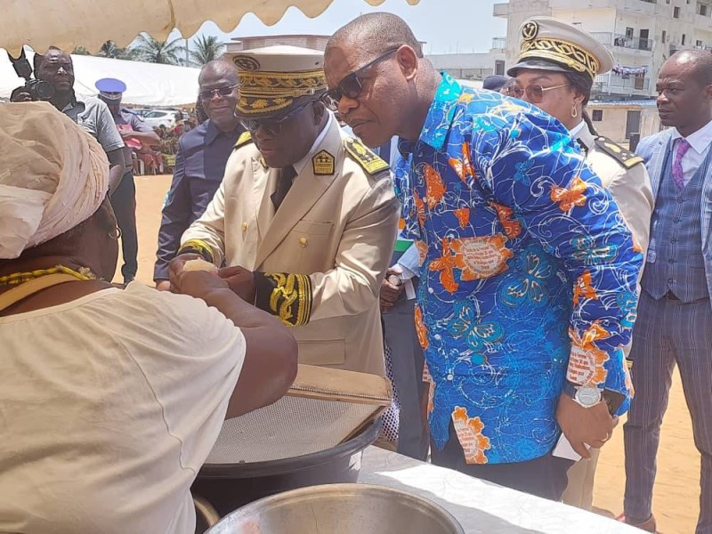 En compagnie du directeur régional, Dako Dano, le préfet d'Abidjan, Andjou Koua, a visité les stands. (Ph: Dr)
