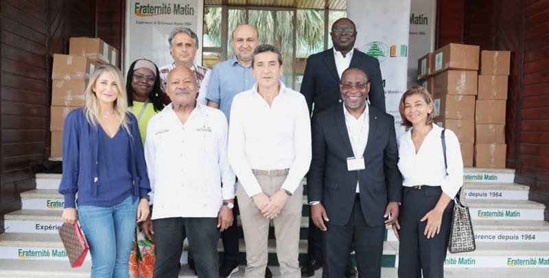 Une photo de famille pour immortaliser le passage de l'Union libanaise culturelle mondiale à Fraternité Matin. (Ph: Coulibaly Abdoulaye)
