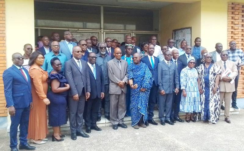 Le Professeur Yapo Yapi (en complet pagne bleu) a été célébré par ses pairs. (Ph: Dr)