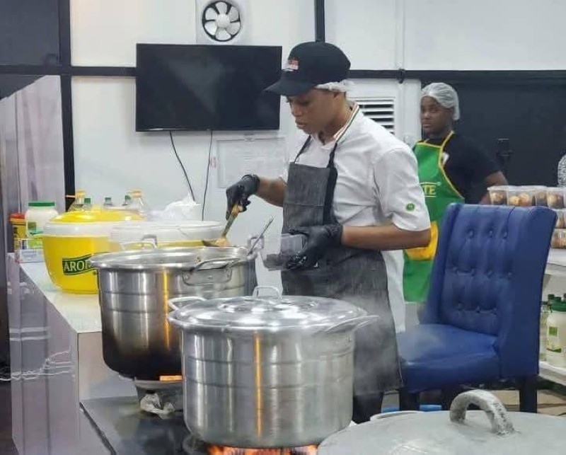La cheffe Zeynab Bancé dans la cabine de cuisine. (Ph: Dr)