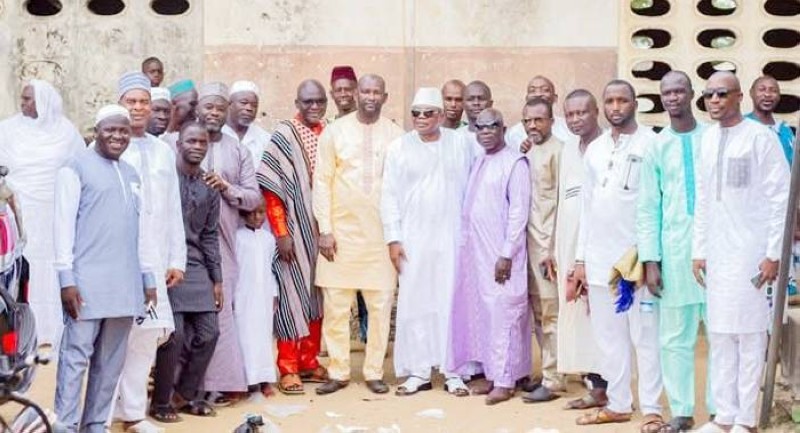 El Hadj Amidou Sylla et les fidèles musulmans après la prière de l’Aïd-el-Fitr. (Ph: Dr)