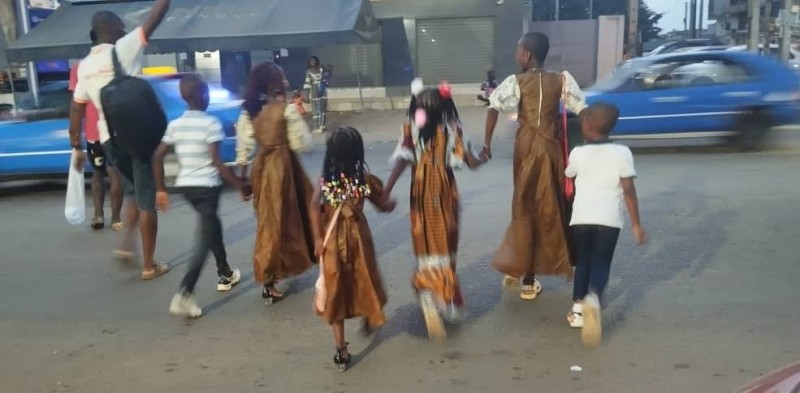 Les enfants traversent difficilement les voies. (Ph: Dr)