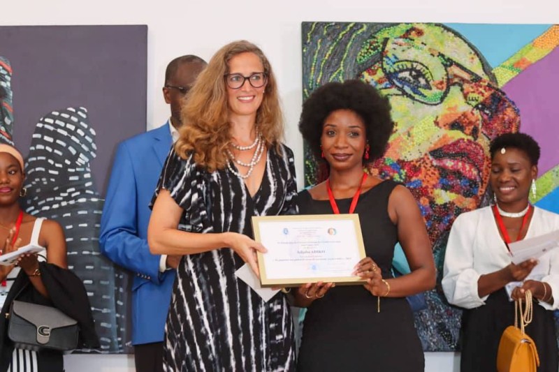 La lauréate heureuse de recevoir sa distinction (DR
