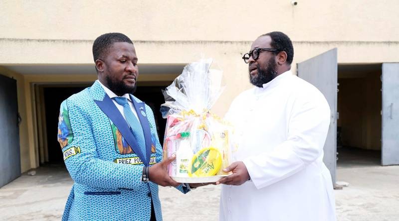 Christopher Cassio a remis le don de la JCI à Monseigneur Donatien N’Guessaly Low. (Ph: Dr)