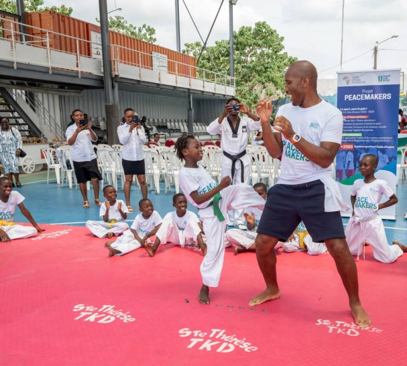 Didier Drogba s'est offert des parties de combats avec les enfants. (DR)