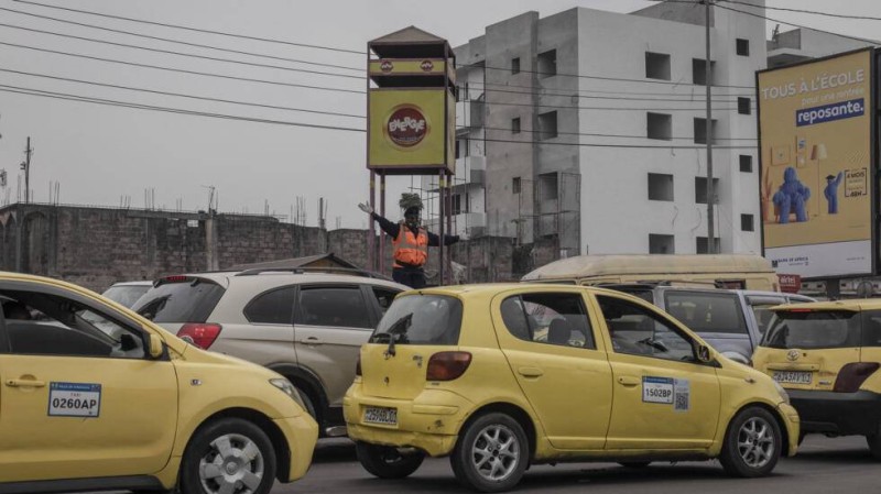 Un agent de la circulation à Kinshasa. AFP - GUERCHOM NDEBO