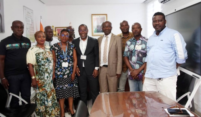 Le Dg Abdel Nouho a posé avec ses visiteurs. (Ph: SÉBASTIEN KOUASSI)