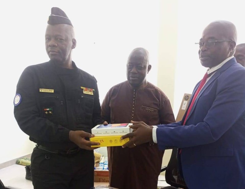 Le général Dosso Siaka réceptionnant le don. (Ph: Dr)
