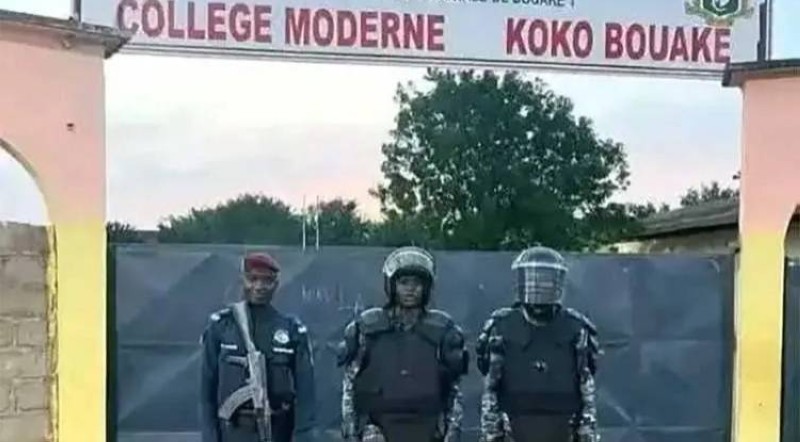 Le collège moderne Koko de Bouaké fermé avec des policiers en faction. (Ph: Dr)