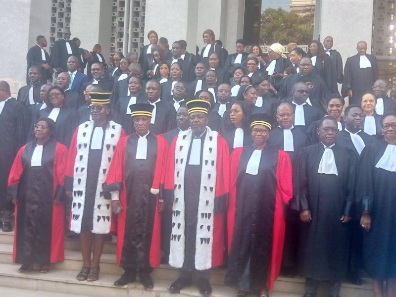 La photo de famille après la prestation de serment des 31 notaires. (Ph: Dr)