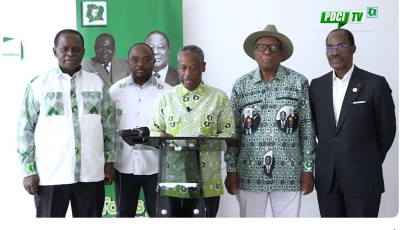 Le porte-parole du PDCI, Dr Bredoumy (au micro), entouré de plusieurs cadres du parti. (Ph:DR)